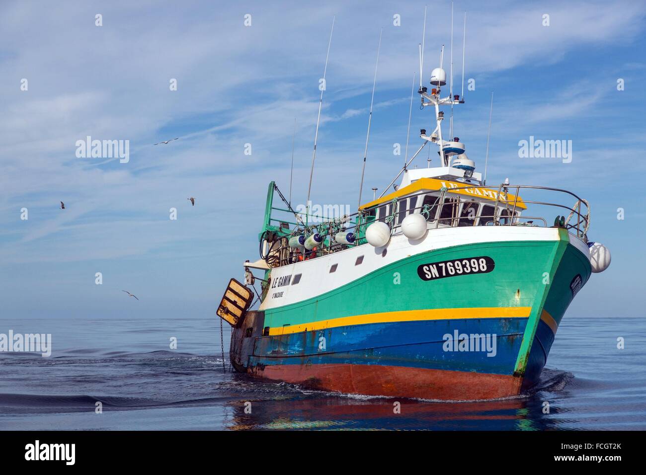 El barco le GAMIN, pescar en el mar en un arrastrero de camarones en la costa de Sables d'Olonne (85), Francia Foto de stock