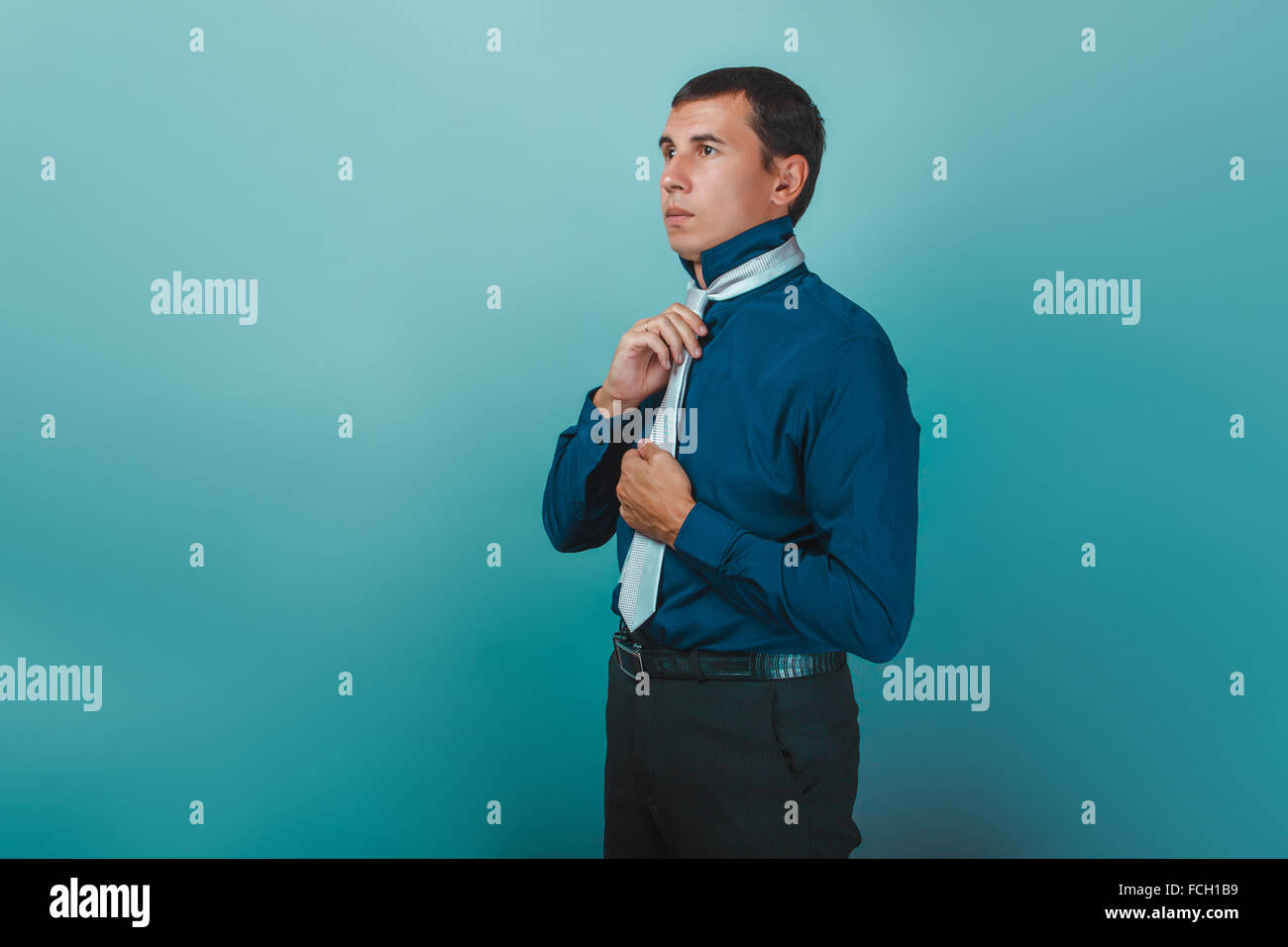 Un hombre de aspecto europeo treinta años endereza su corbata Foto de stock