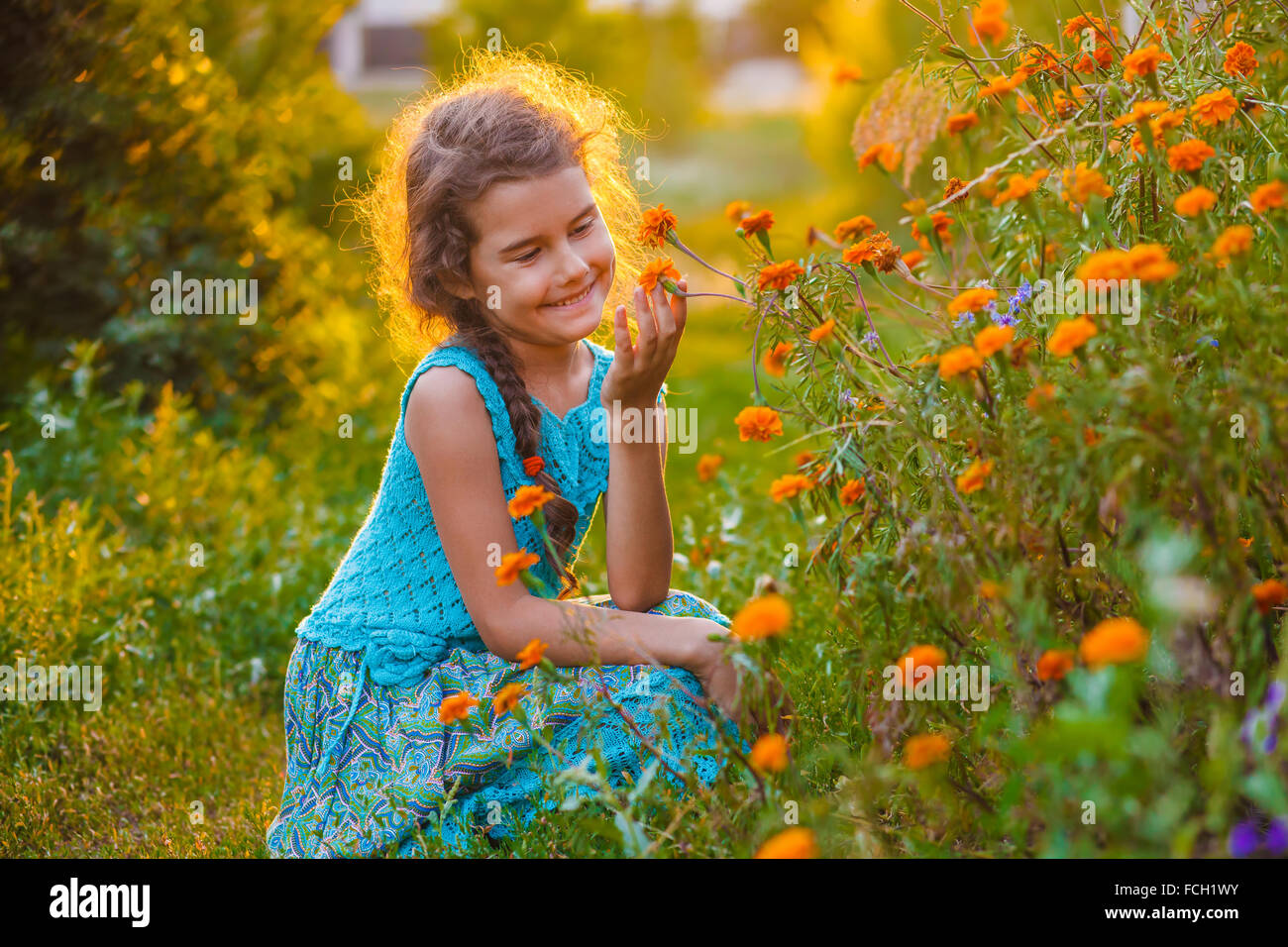 Jovencita de aspecto europeo siete años con flores en NAT Foto de stock