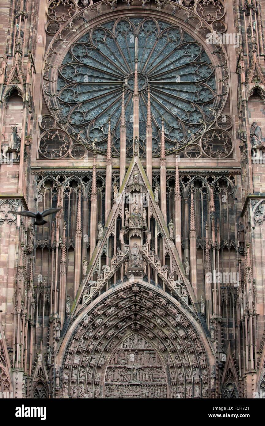 Estrasburgo, la catedral, de estilo gótico, roseta y tímpano sobre portal principal, Alsacia, Francia. Foto de stock