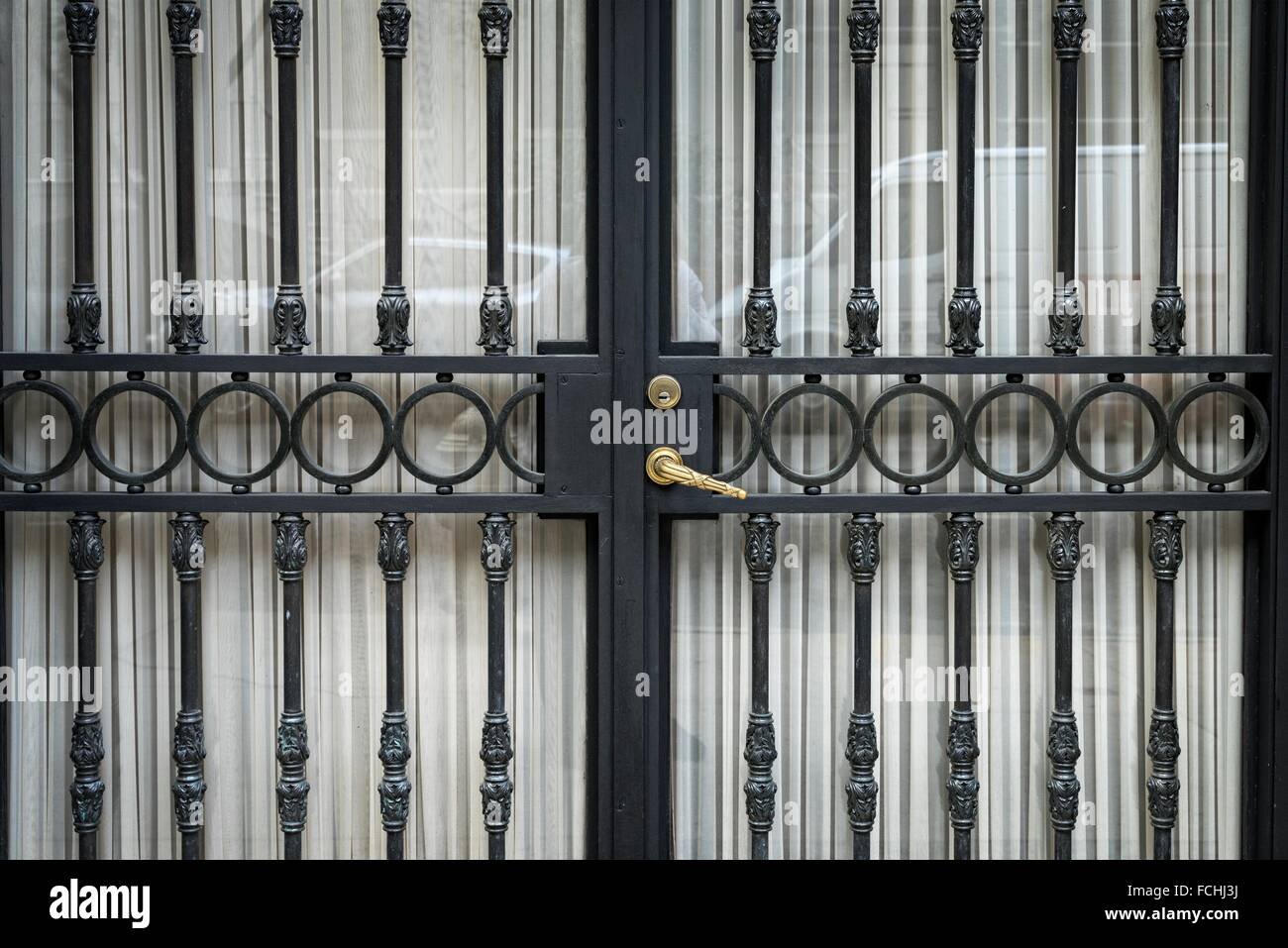 Hermosa puerta de hierro forjado fotografías e imágenes de alta resolución  - Alamy