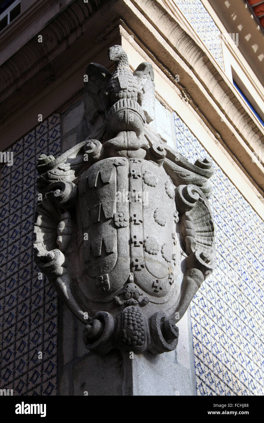 Escudo de armas histórico como un detalle arquitectónico en un antiguo edificio en la Rua das Flores en Porto Foto de stock