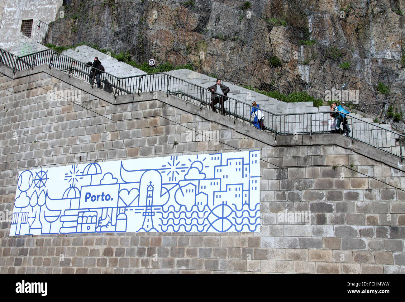 Escalones empinados la ladera en Porto Foto de stock