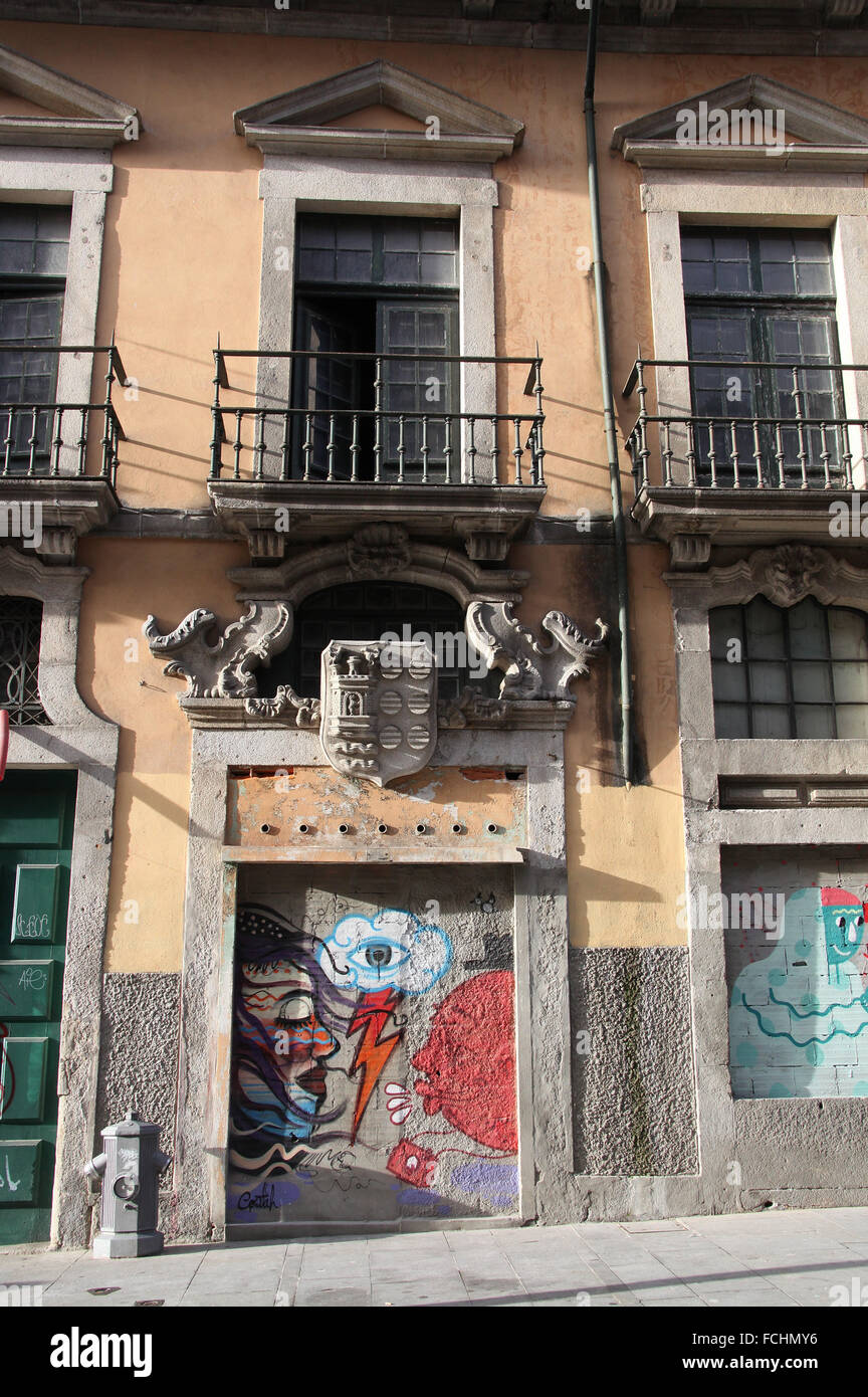 Arte en la calle Rua das Flores en el casco antiguo de la ciudad de Porto en Portugal Foto de stock