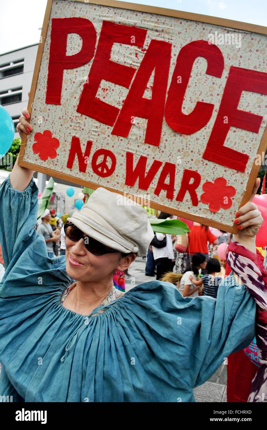 Naha, Okinawa, Japón: un pacifista en frente de la Prefectura Naha durante una manifestación contra las bases militares americanas Foto de stock