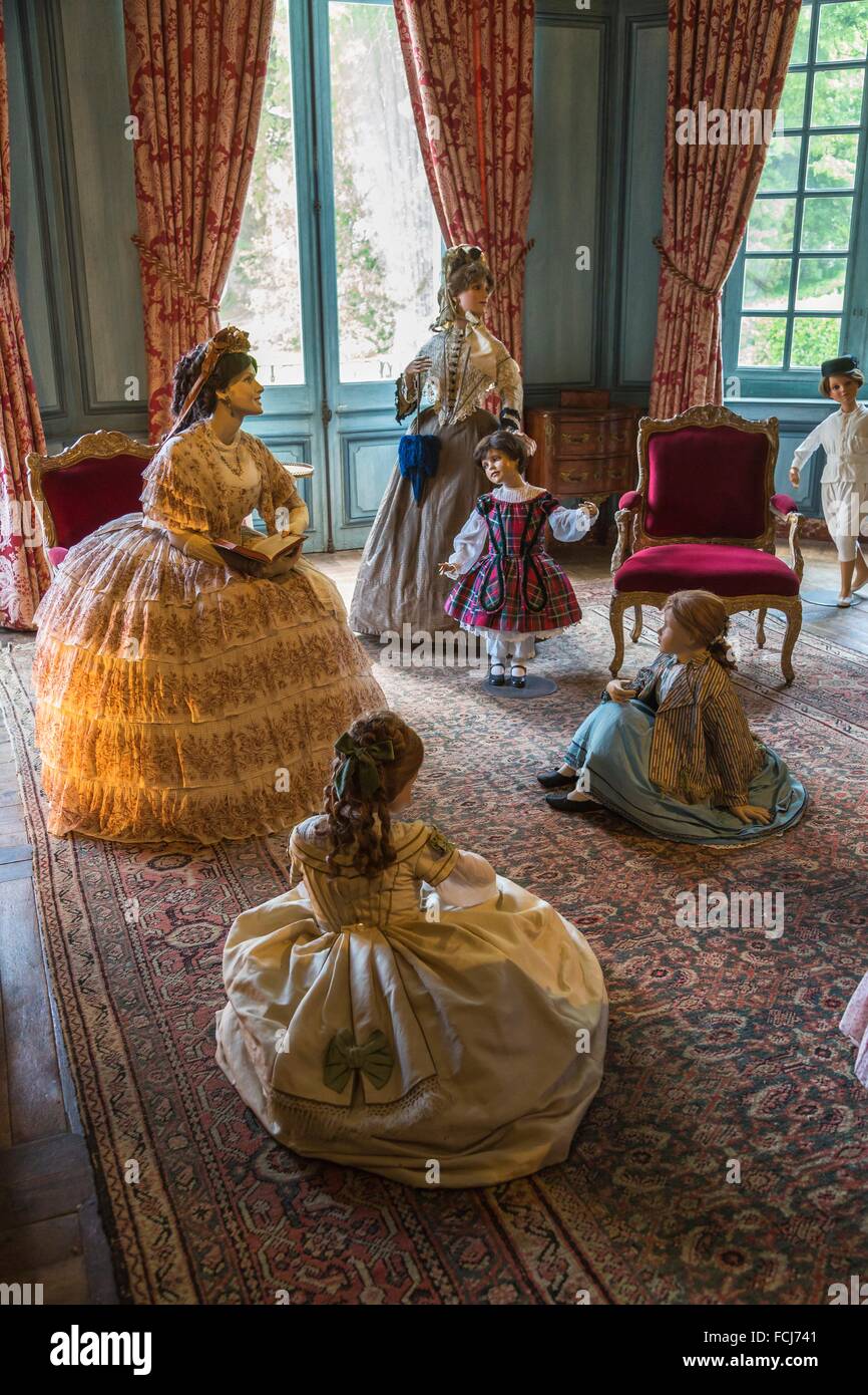 Muñecas en trajes históricos en el hermoso Château d'Ussé en el Valle del Loira, Indre-et-Loire, Francia, Europa Foto de stock