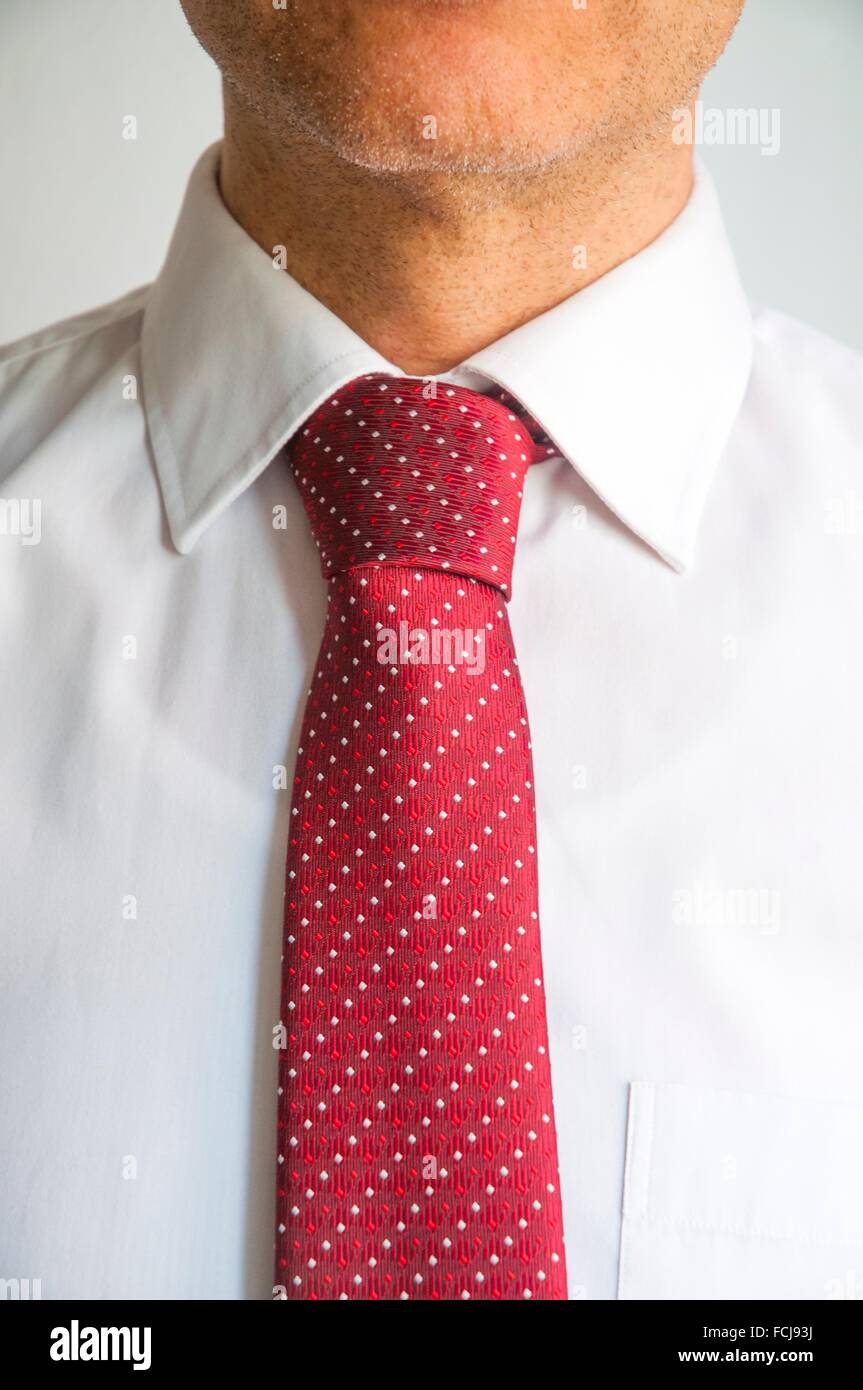 Hombre vestido corbata roja sobre camisa blanca. Cerrar Fotografía de stock - Alamy