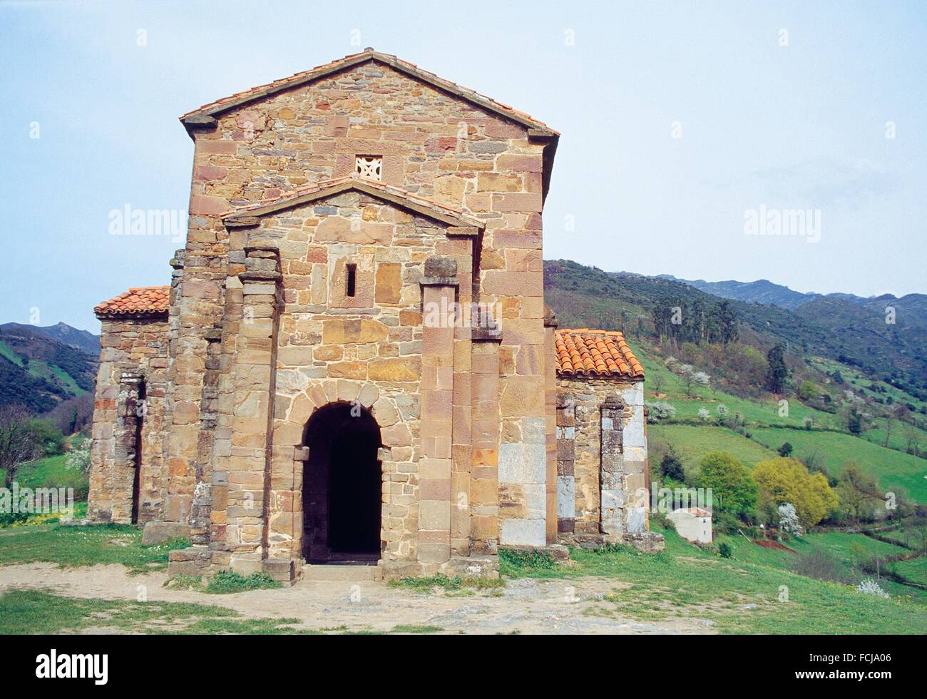 Fachada de la iglesia de Santa Cristina de Lena. Pola de Lena, Asturias,  España Fotografía de stock - Alamy