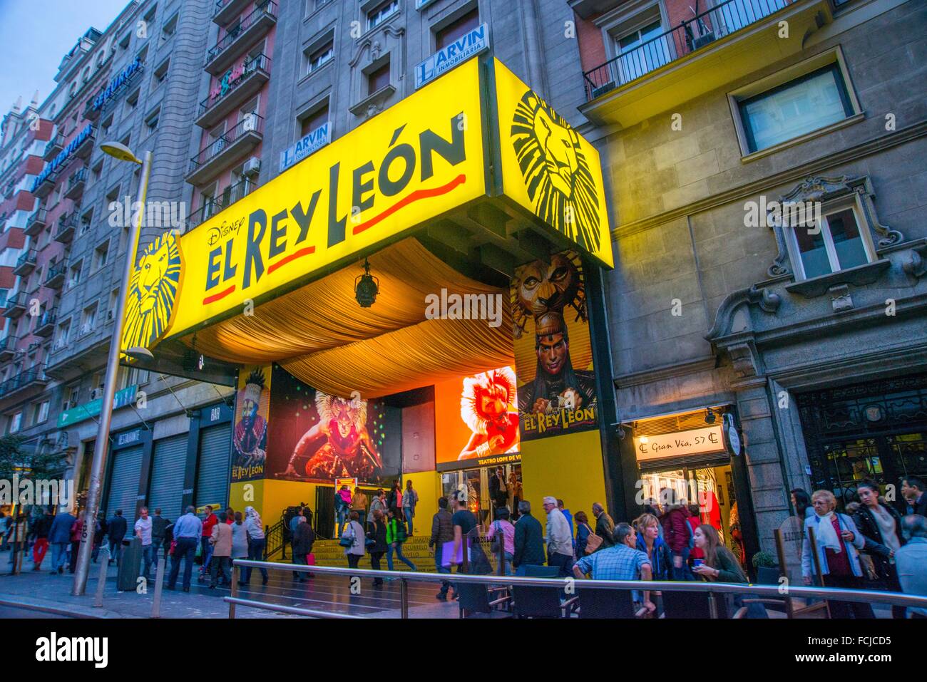 El Rey León, el musical en el teatro Lope de Vega, la vista de noche. La  calle Gran Via en Madrid, España Fotografía de stock - Alamy