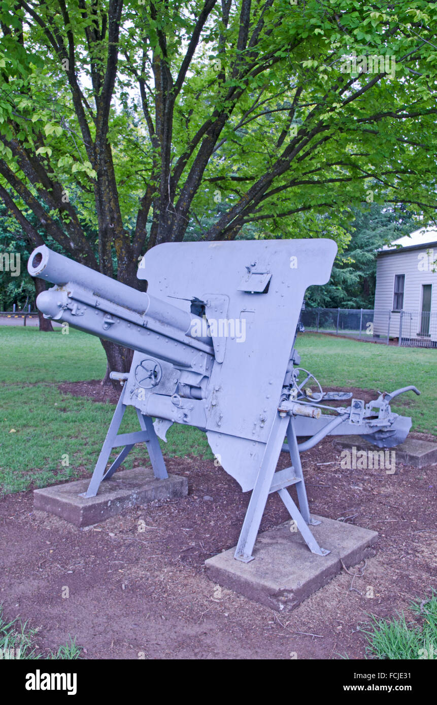 Un parcialmente restaurado WW1 campo de arma de fuego en la exhibición en Murrurundi NSW, Australia Foto de stock