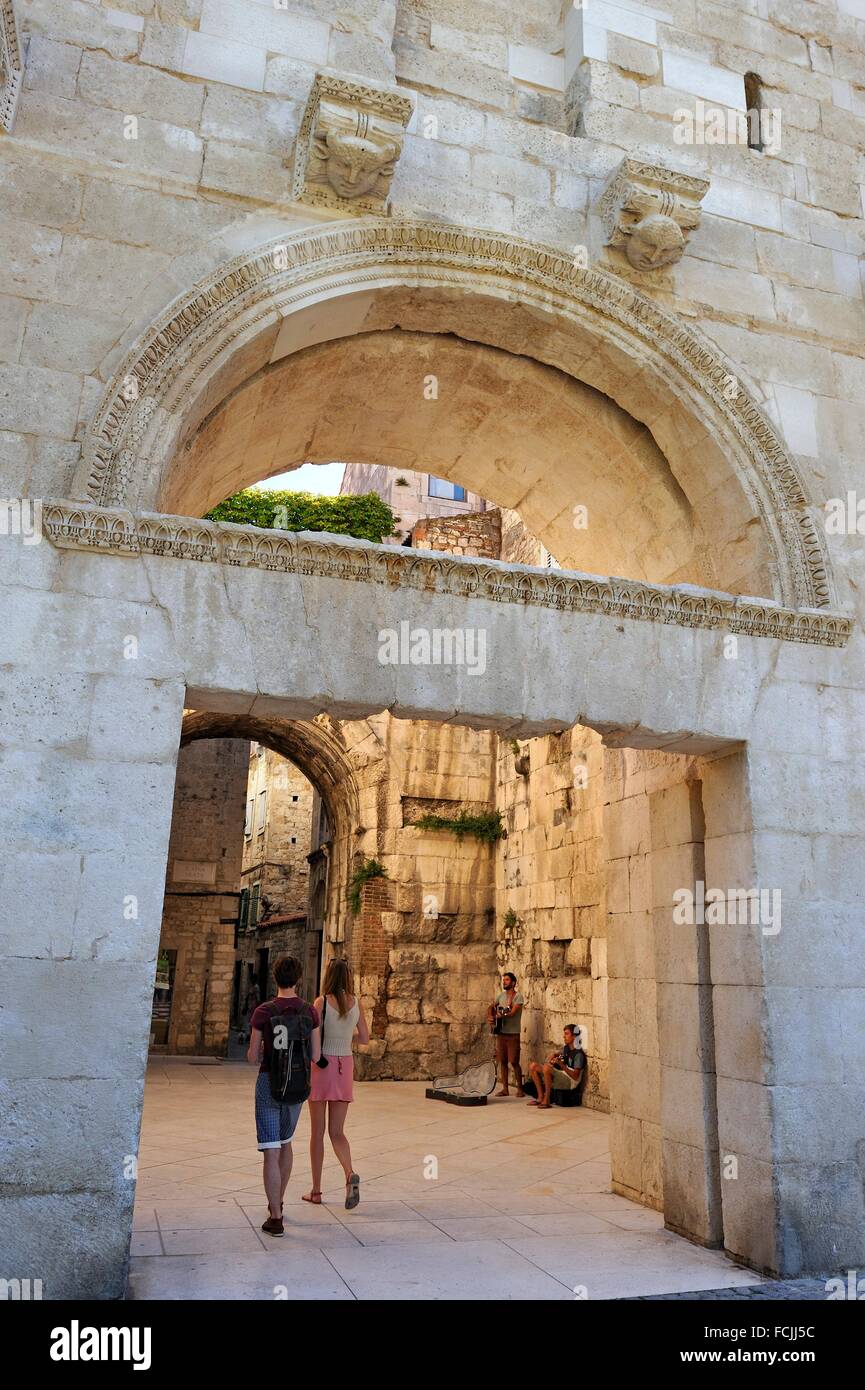 La puerta de oro o puerta norte del Palacio de Diocleciano, Old Town, Split,  Croacia, en el sudeste de Europa Fotografía de stock - Alamy