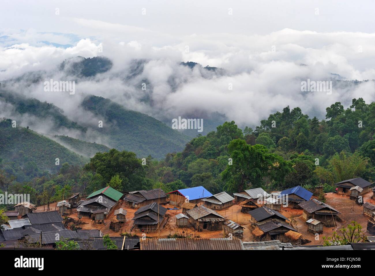Tribu Akha aldea en las montañas de los alrededores de Muang, la provincia de Oudomxay en el noroeste de Laos, en el sudeste de Asia. Foto de stock