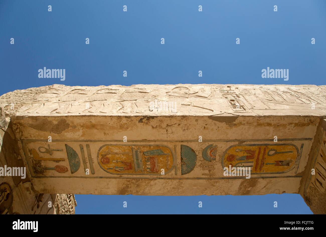 Jeroglíficos en dintel, Medinet Habu (templo mortuorio de Ramsés III), en la Ribera Occidental, Luxor, Egipto Foto de stock