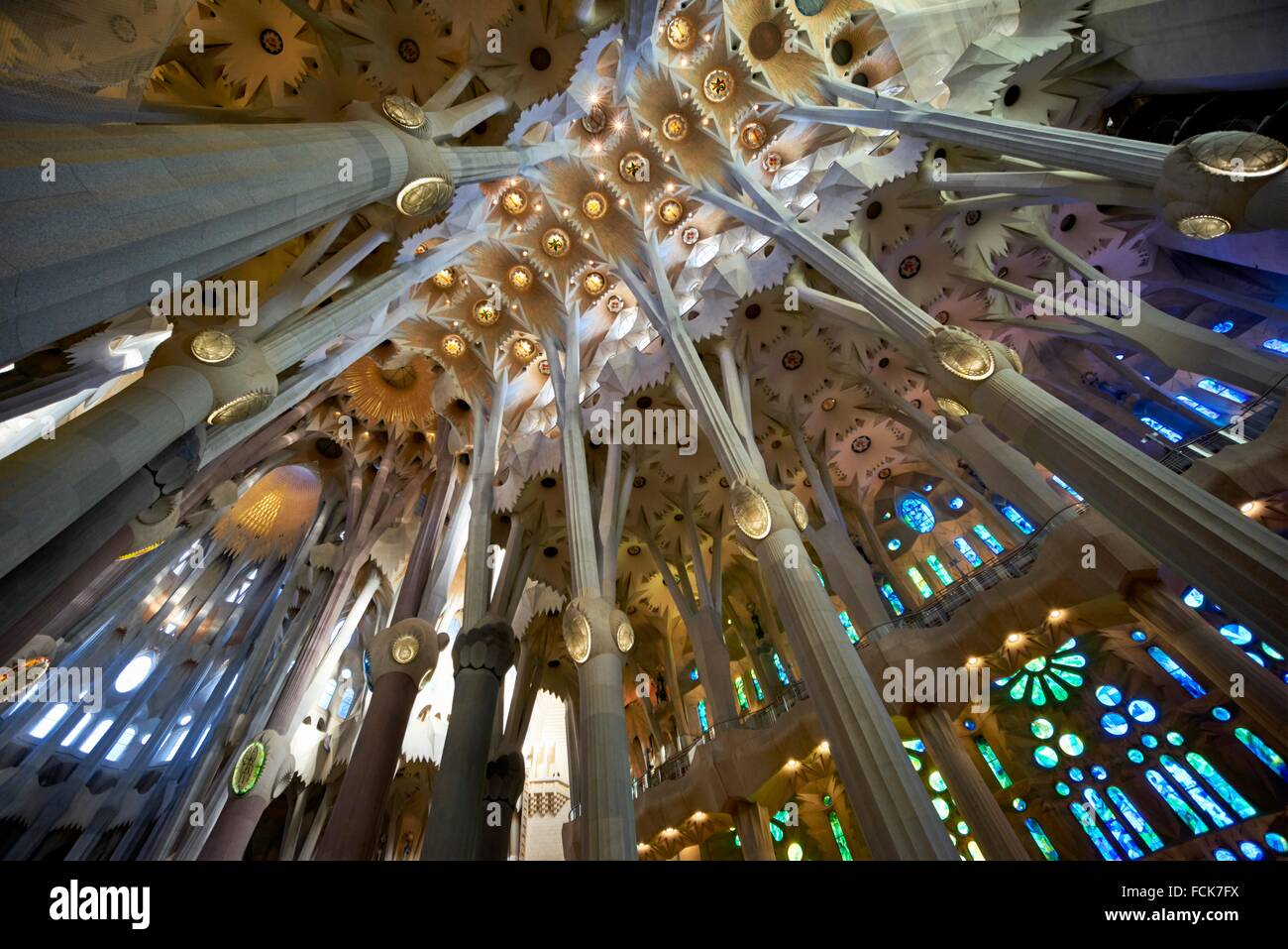 El interior de la Basílica i Templo Expiatori de la Sagrada Família la