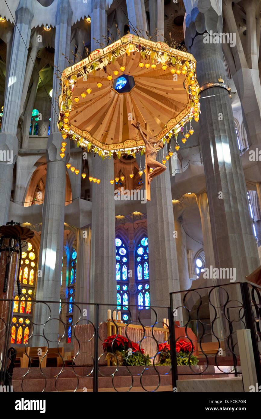 El interior de la Basílica i Templo Expiatori de la Sagrada Família la