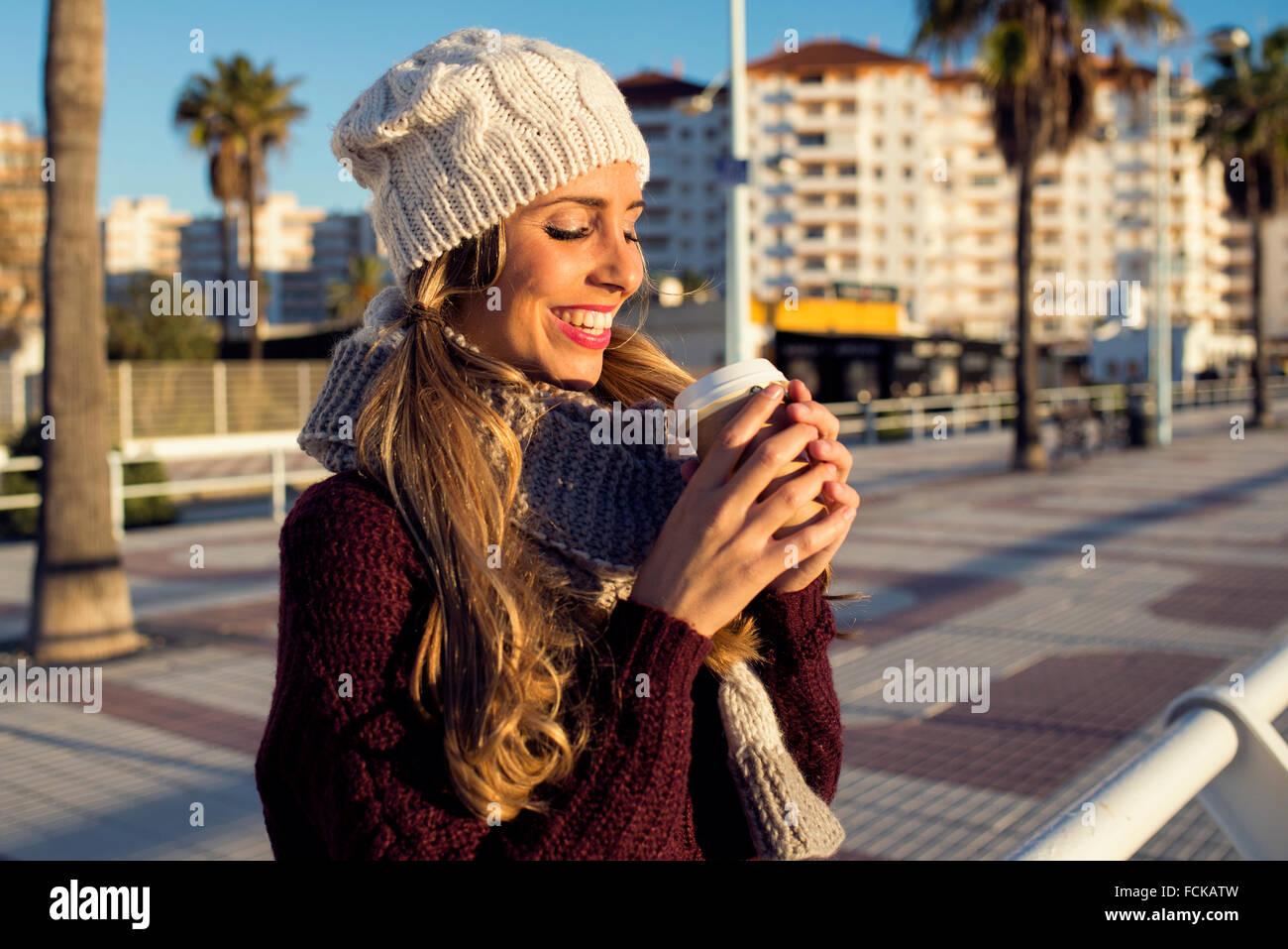 Cádiz Andalucía España El Puerto de Santa María, mujer de la ropa de  invierno bebiendo café Fotografía de stock - Alamy