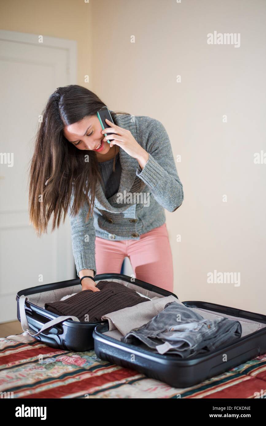 Mujer joven preparando las maletas de viaje en su casa Fotografía de stock  - Alamy