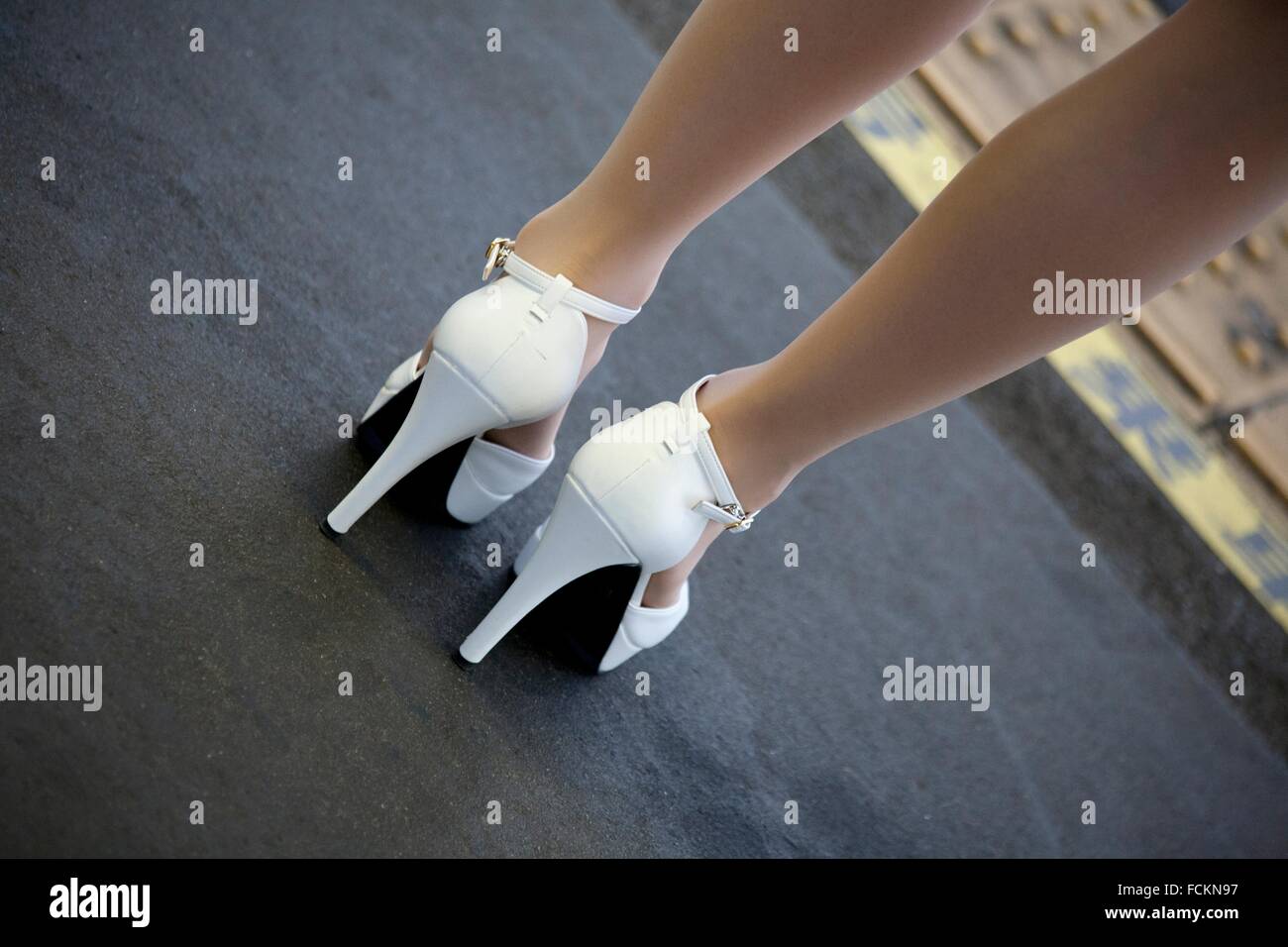 Stilettos blancos fotografías e imágenes de alta resolución - Alamy
