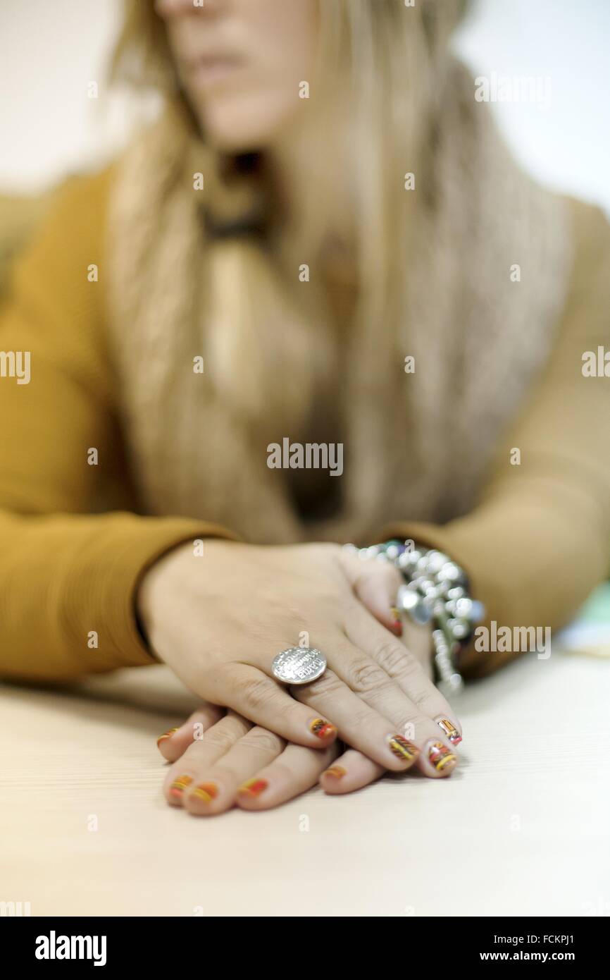 Chica con pulseras y anillo. Foto de stock