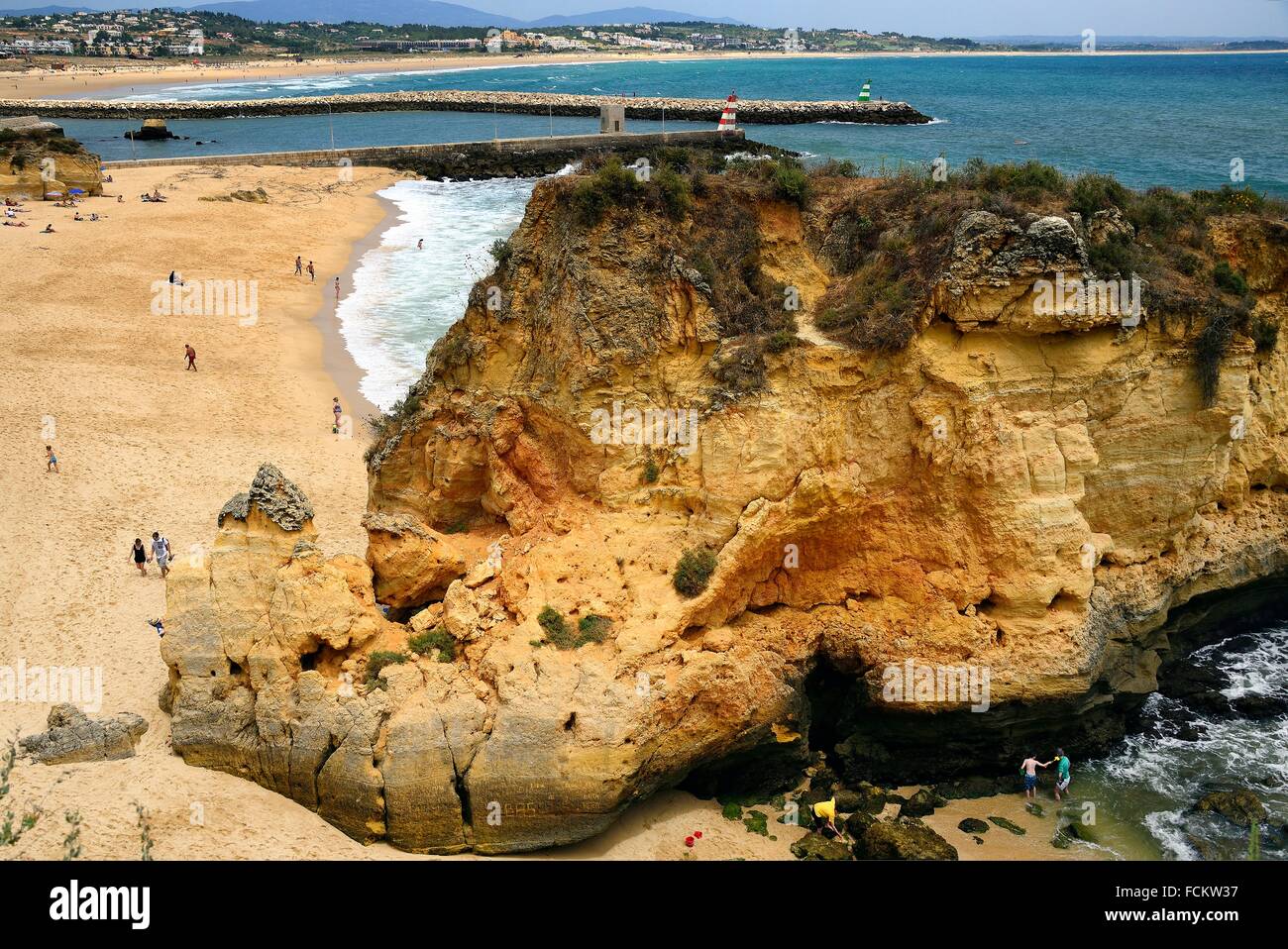 Europa, Portugal, el sur de Portugal, Algarve , distrito de Faro , Lagos, vistas panorámicas del océano Atlántico, Praia Batata - Foto de stock