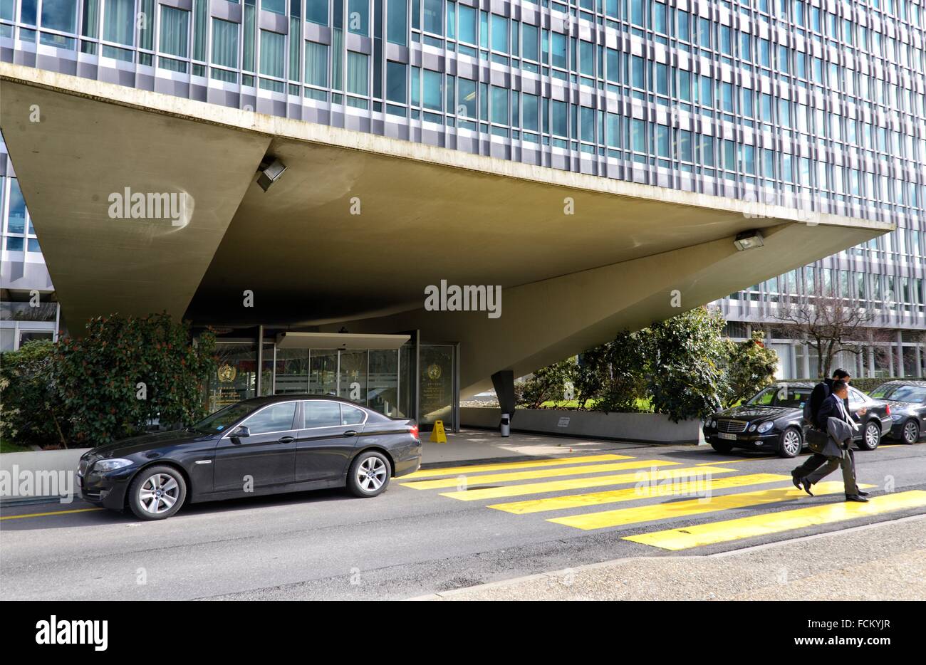 La entrada principal a la OMS - Organización Mundial de la Salud (edificio de la sede en Ginebra, Suiza. Foto de stock