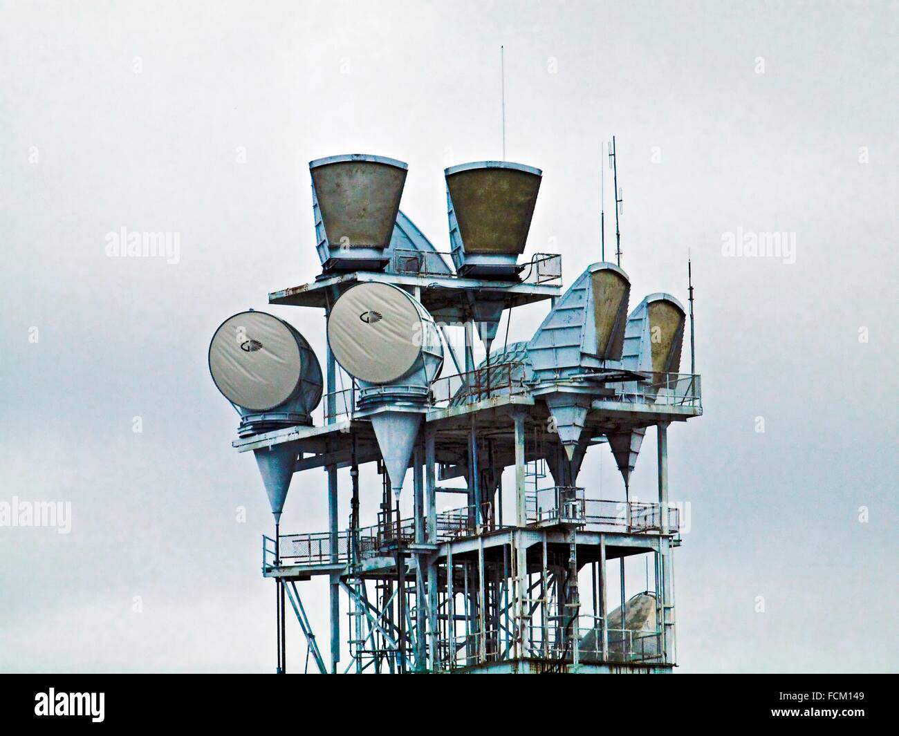Torre de retransmisión de comunicaciones de microondas en el centro de  Portland, Oregon Fotografía de stock - Alamy
