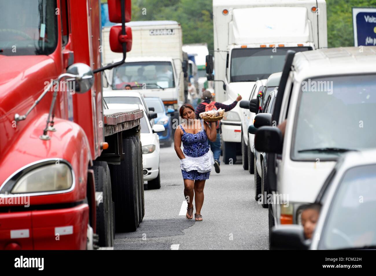 Mujer vendiendo comida en una concurrida calle de la Ciudad de Guatemala, Guatemala, América Central. Foto de stock
