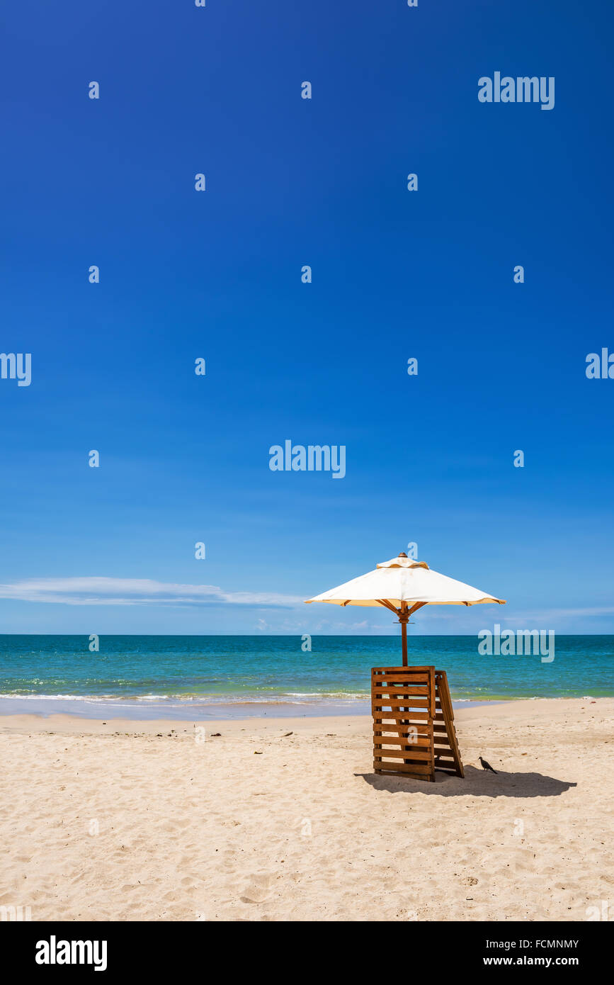 Lonely paraguas con mar turquesa y azul del cielo como fondo, Bali, Indonesia, Asia Foto de stock