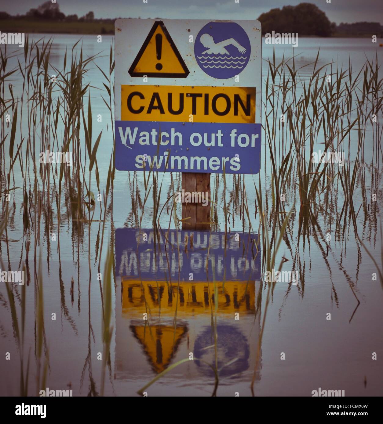 Precaución, cuidado para los nadadores de cerca. Foto de stock