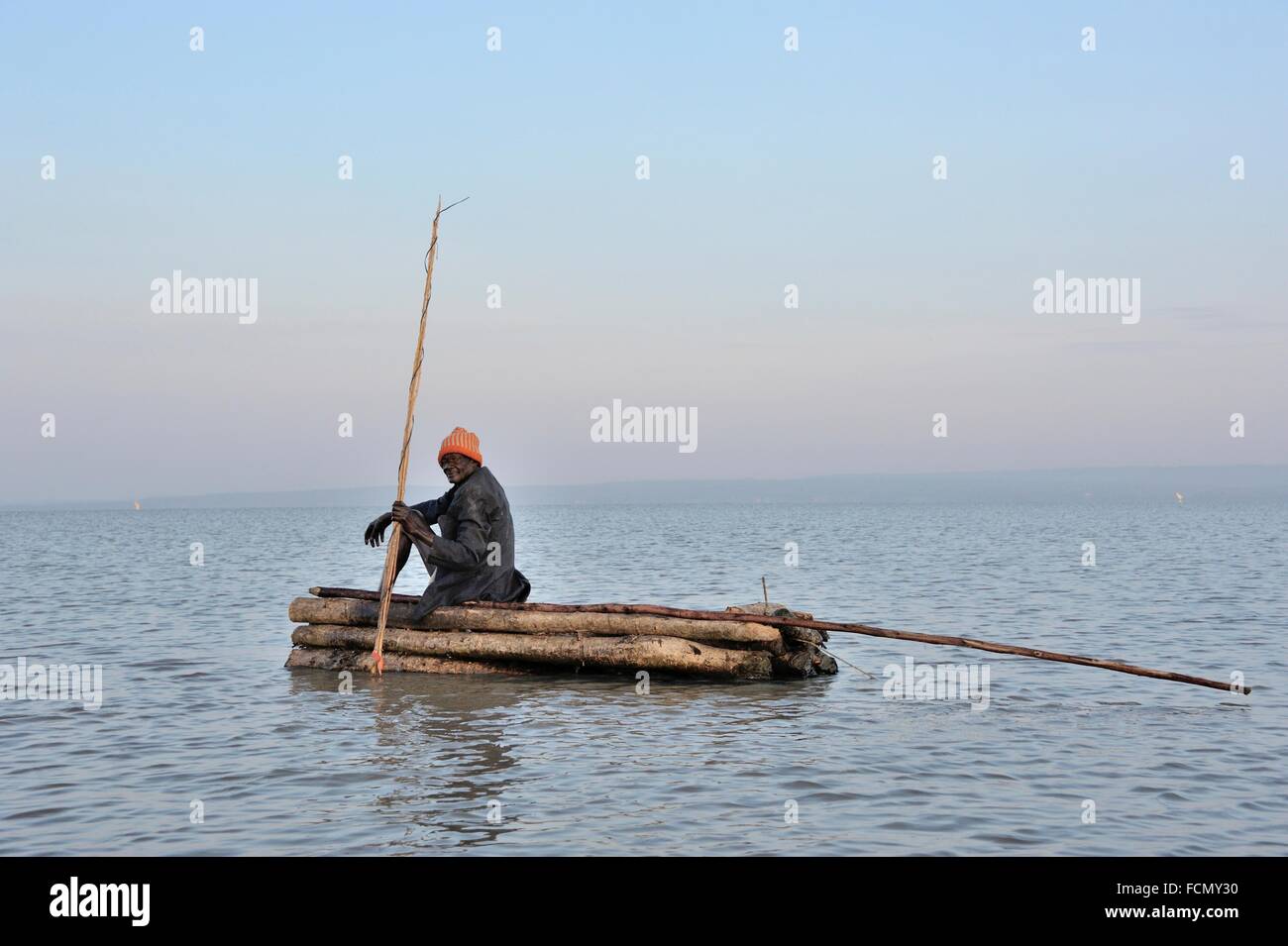 El viejo se basa y jura por el método tradicional, su viejo barco y caña de pescar, antiguo barco en el Lago Victoria, en Kenia. Foto de stock