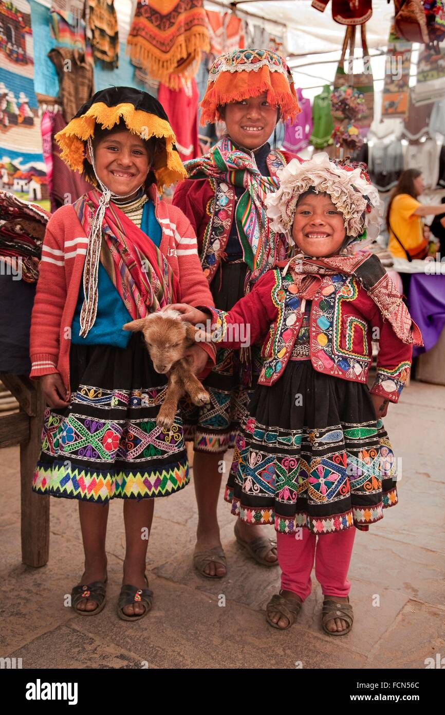 Las niñas indígenas vestidos con trajes tradicionales en el mercado  dominical semanal, Pisac, Valle Sagrado, Perú, América del Sur Fotografía  de stock - Alamy