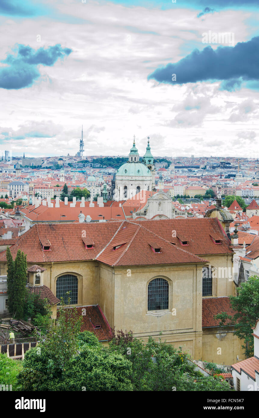 Vista desde el Castillo de Praga hacia el Puente de Carlos. En primer plano está la Iglesia de la Virgen María - En la Theatines Foto de stock