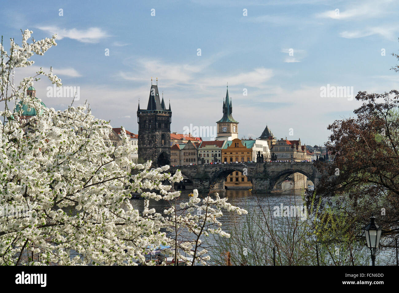 Praga. El famoso Puente Charles, la Torre del Puente de la Ciudad Vieja. Foto de stock