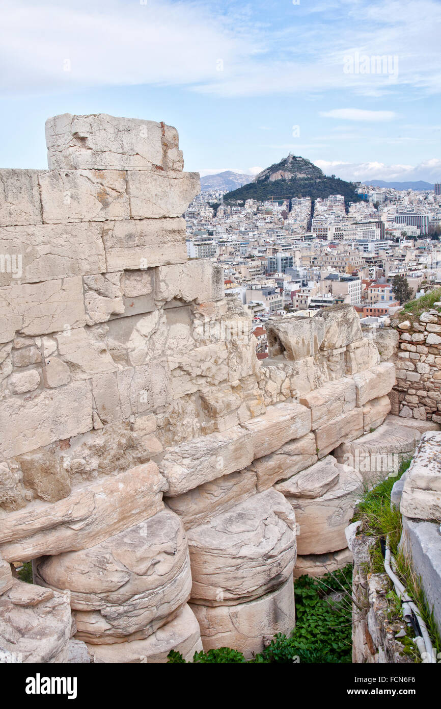 Vista de la Acrópolis de Atenas el suburbio. Foto de stock