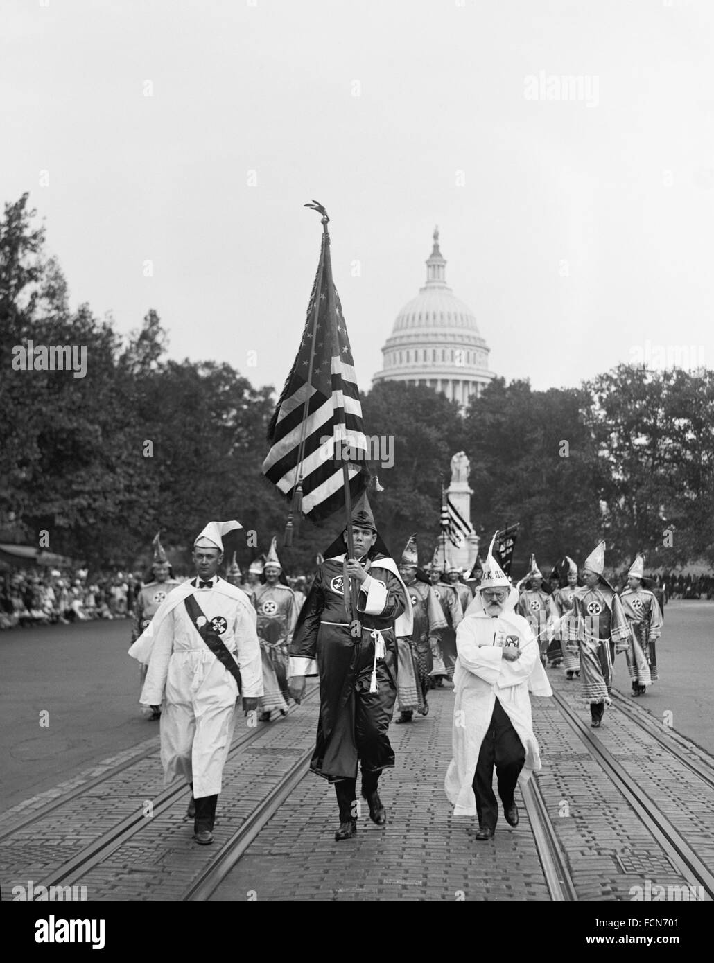 El Ku Klux Klan marchando hacia abajo de la avenida Pennsylvania en Washington DC el 13 de septiembre de 1926 Foto de stock