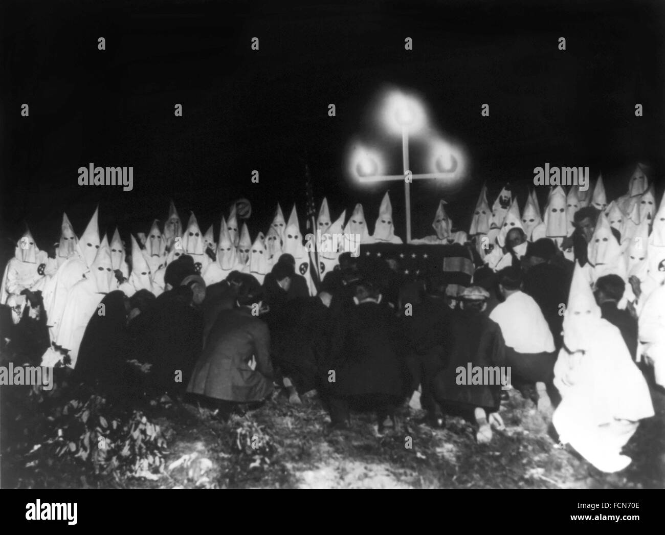 El Ku Klux Klan montado para recibir candidatos a la adhesión, Washington DC, c.1920-1930 Foto de stock