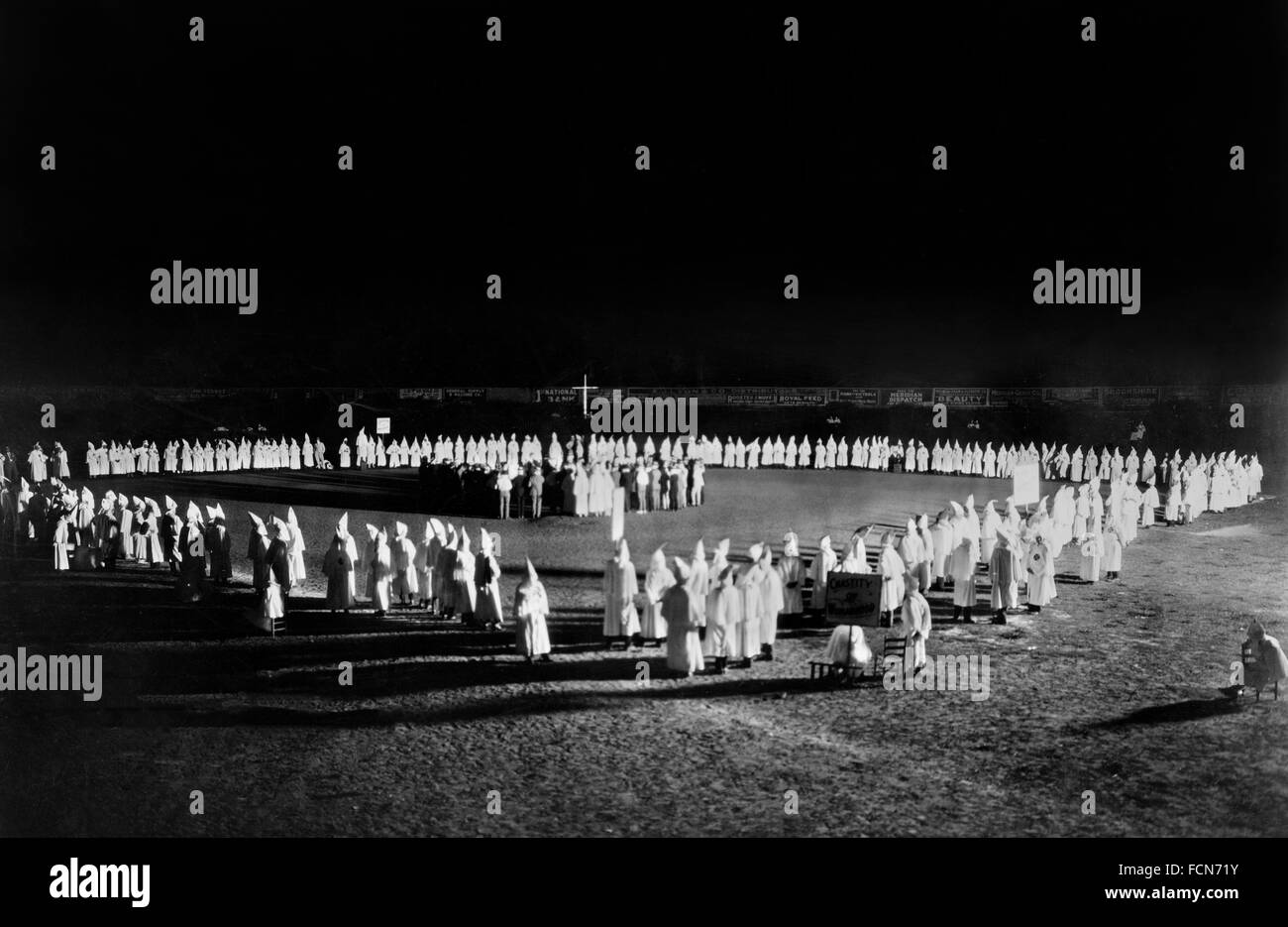 El Ku Klux Klan ceremonia de iniciación, Mississippi, c.1923 Foto de stock