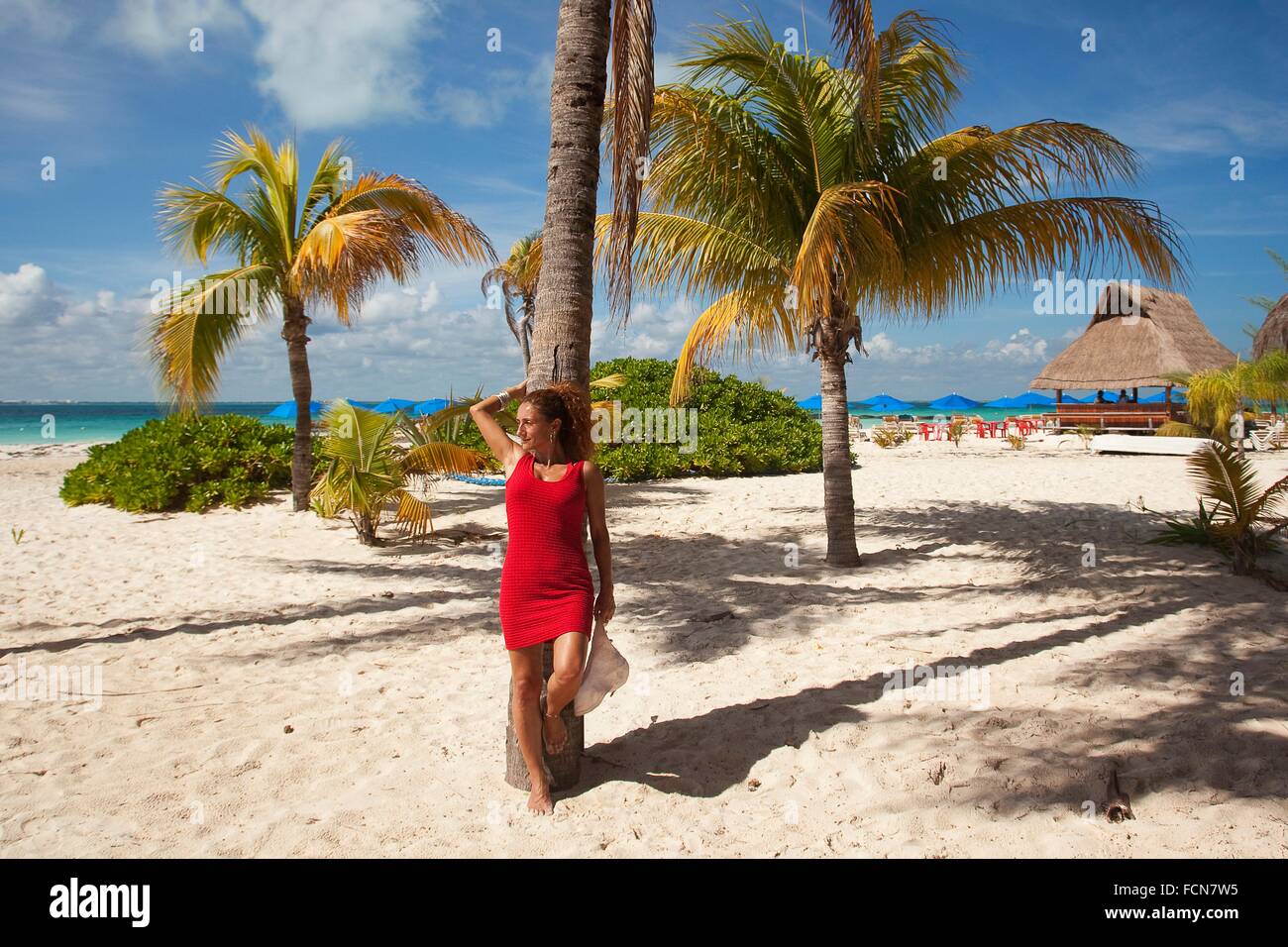 Mujer en la playa, Cancún, Quintana Roo, Yucatán, México, Provincia de América del Norte. Foto de stock