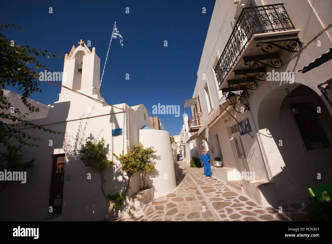 Sacerdote cerca de la iglesia en el centro de la ciudad Parikia, Paros, Islas Cícladas, Las Islas Griegas, Grecia, Europa. Foto de stock