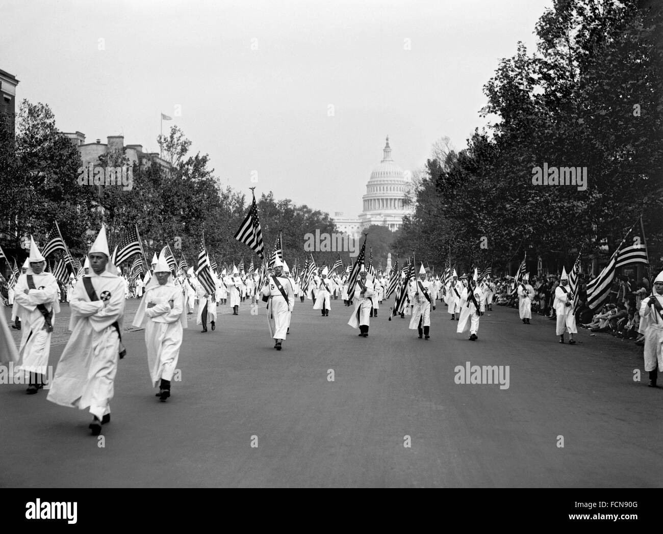 El Ku Klux Klan marchando hacia abajo de la avenida Pennsylvania en Washington DC el 13 de septiembre de 1926 Foto de stock