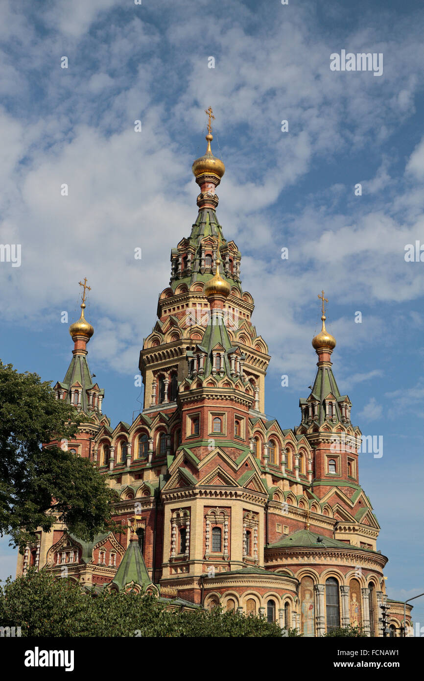 La Catedral de San Pedro y san Pablo, Petergof, cerca de Peterhof, San Petersburgo, en el noroeste de Rusia. Foto de stock
