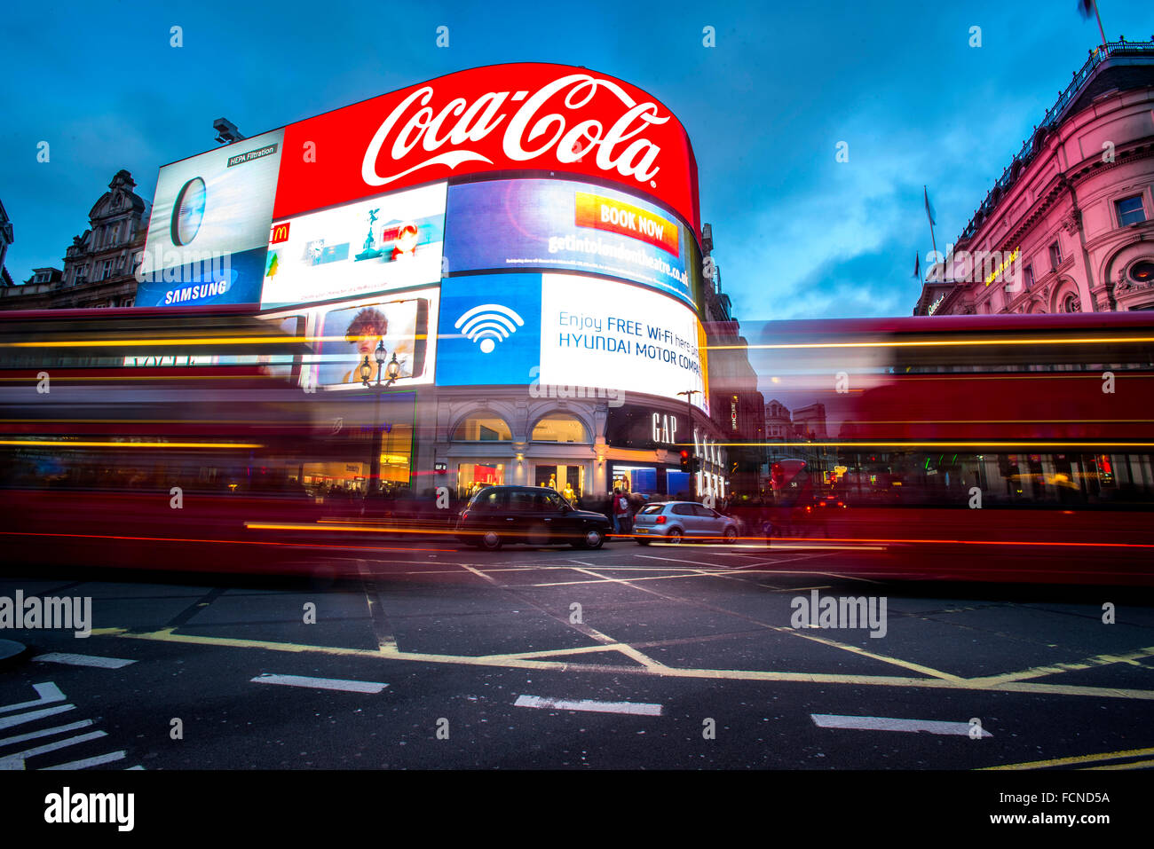 Los autobuses y los taxis whizz pasado la mundialmente famosa tableros  publicitarios en Piccadilly Circus en Londres Fotografía de stock - Alamy