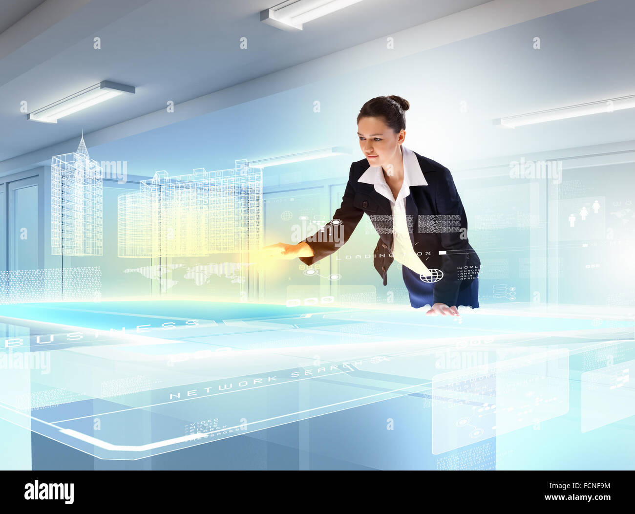 Imagen de la joven empresaria haciendo clic en el icono de imagen de alta tecnología Foto de stock