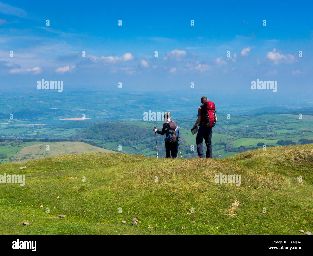 Excursionistas cumbre de montaña Twmpa descendente en el Sudeste de Gales. O Señor Twmpa Perilla del Hereford, como también se la conoce es un popular p Foto de stock
