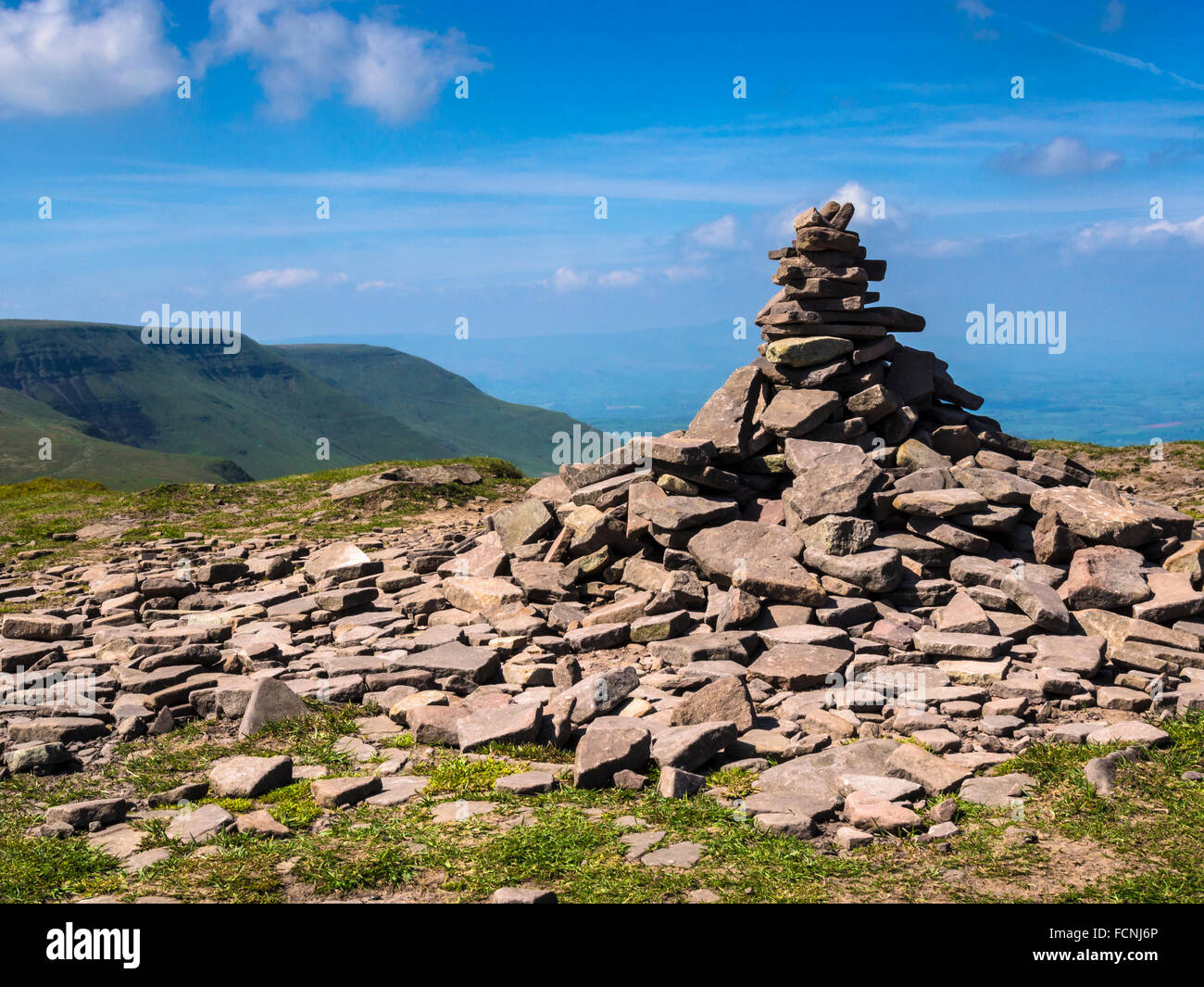La cumbre de la montaña en el Sureste Twmpa Wales, REINO UNIDO Foto de stock