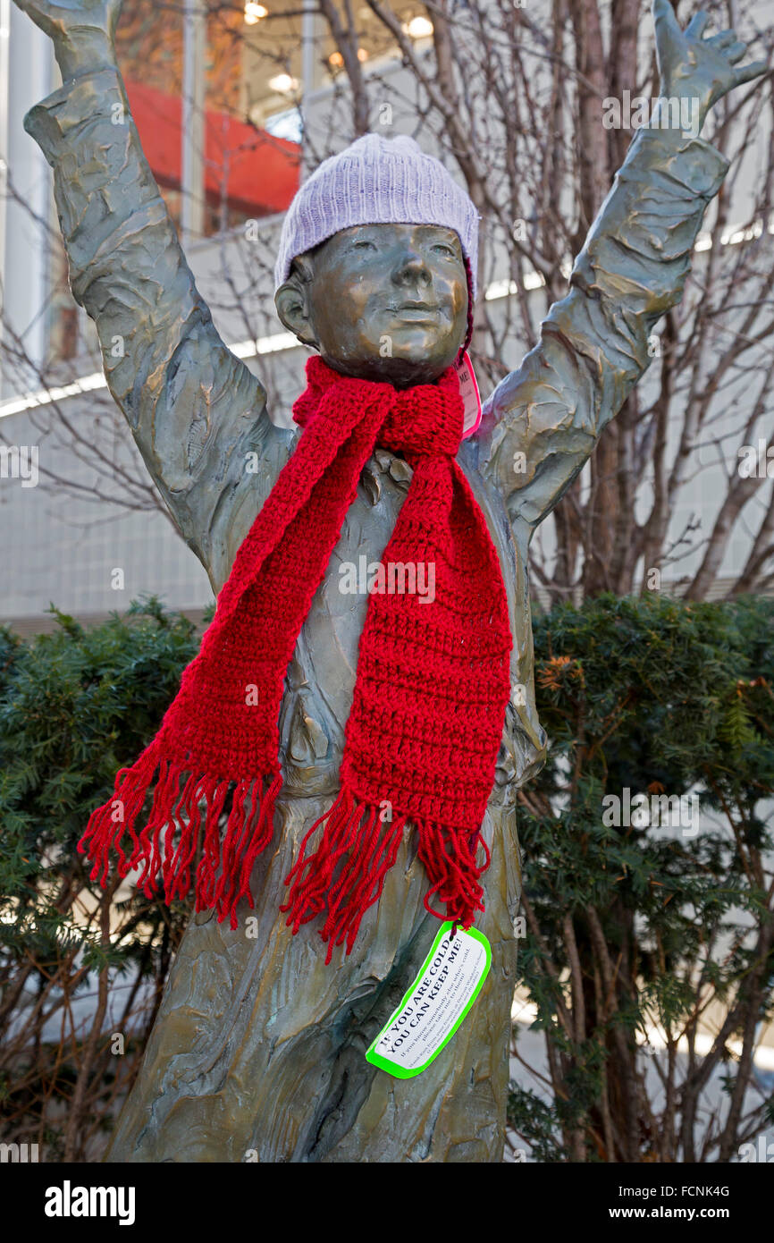 Detroit, Michigan - una bufanda tejida a mano y sombrero cuelgan de una escultura cerca del centro de la ciudad de YMCA, libre para cualquiera que esté frío a mi reclamo Foto de stock