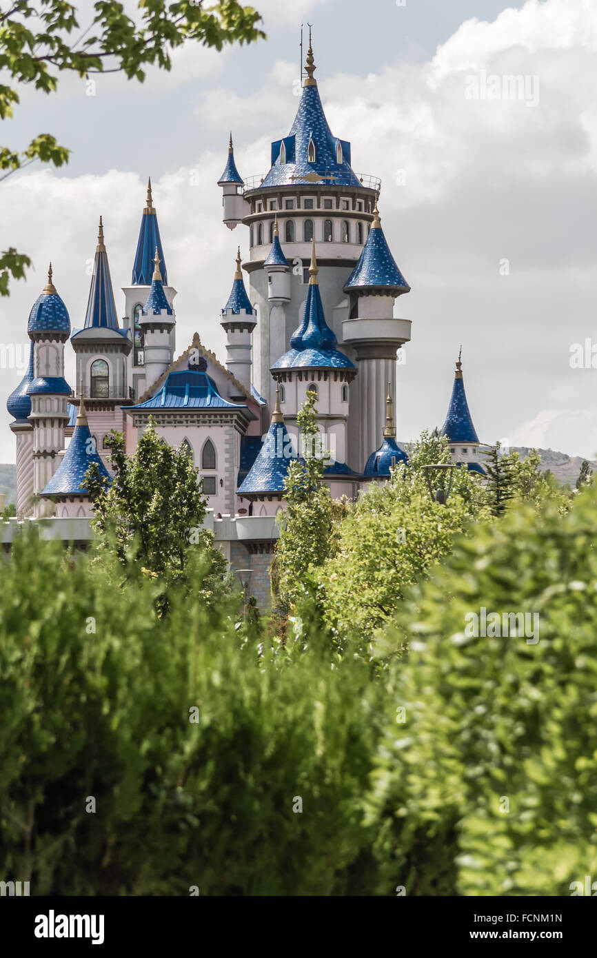 Castillo de cuento de hadas detrás de los árboles de un parque cultural público, Eskisehir Foto de stock