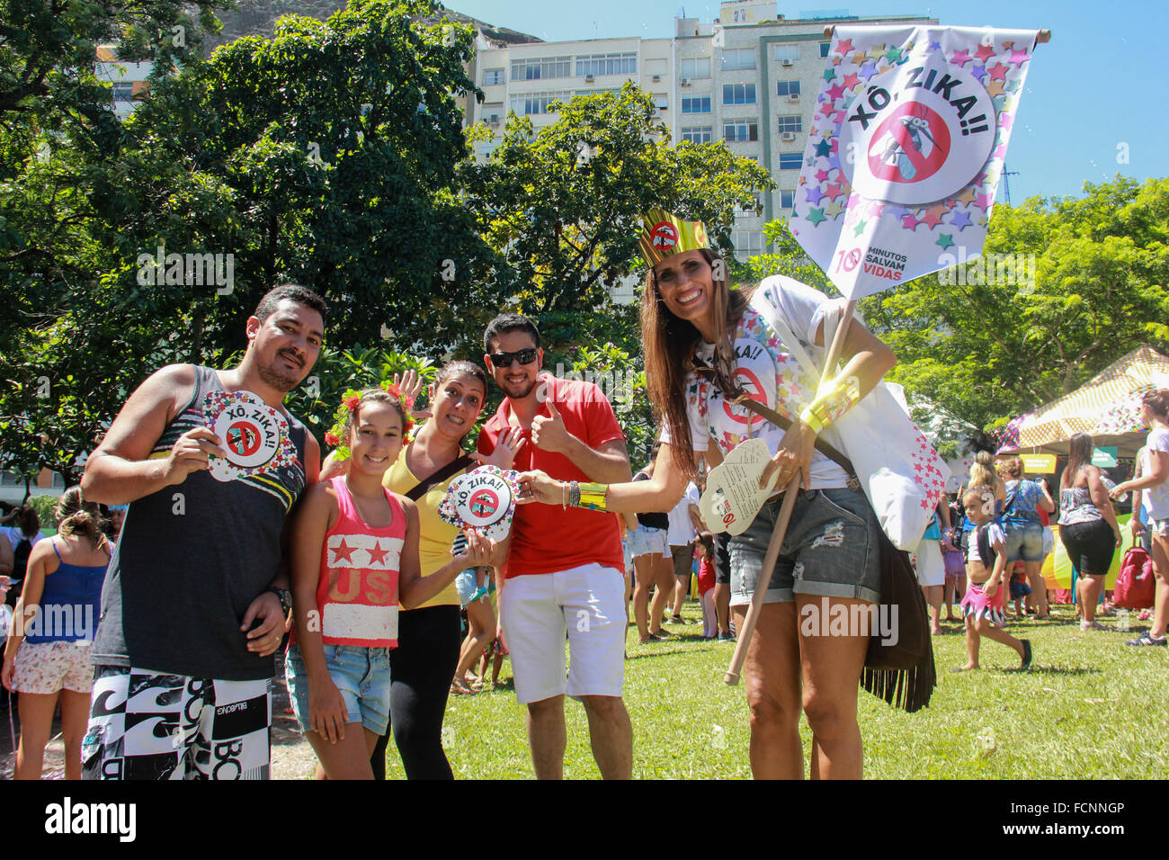 Río de Janeiro, Brasil. El 23 de enero, 2016. Los lugareños y turistas celebran el Carnaval en Río, sino agrupaciones de Carnaval advierten sobre los peligros del virus Zika y disfrutar de la fiesta para alertar a la población para prevenir los criaderos de mosquitos que pueden aumentar el riesgo de transmisión del virus Zika y otras enfermedades transmitidas por el mosquito Aedes aegypti . Crédito: Luiz Souza/Alamy Live News Foto de stock