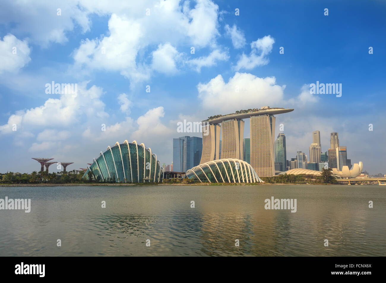Horizonte de Singapur y la vista de la Bahía de Marina Foto de stock