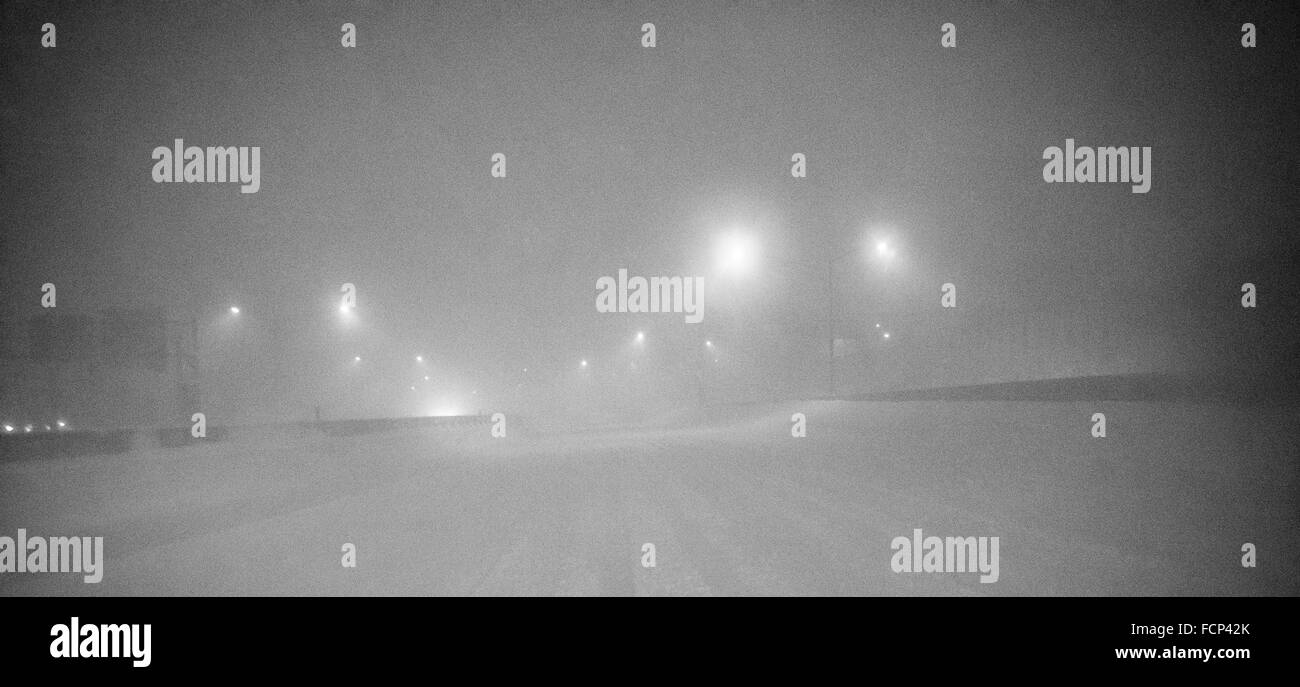 Manhattan, Nueva York, Estados Unidos. El 23 de enero, 2016. Esta es la primera tormenta de nieve de este año. Gobernador Andrew M. Cuomo anunció una prohibición de viajar a todas las carreteras locales y estatales en la Ciudad de Nueva York y de las principales autopistas de Long Island, a partir de las 2:30 p.m. ene, 23. En la foto: prohibición de tráfico en la autopista de Long Island, Queens, Long Island. Crédito: Alex Potemkin/Alamy Live News Foto de stock